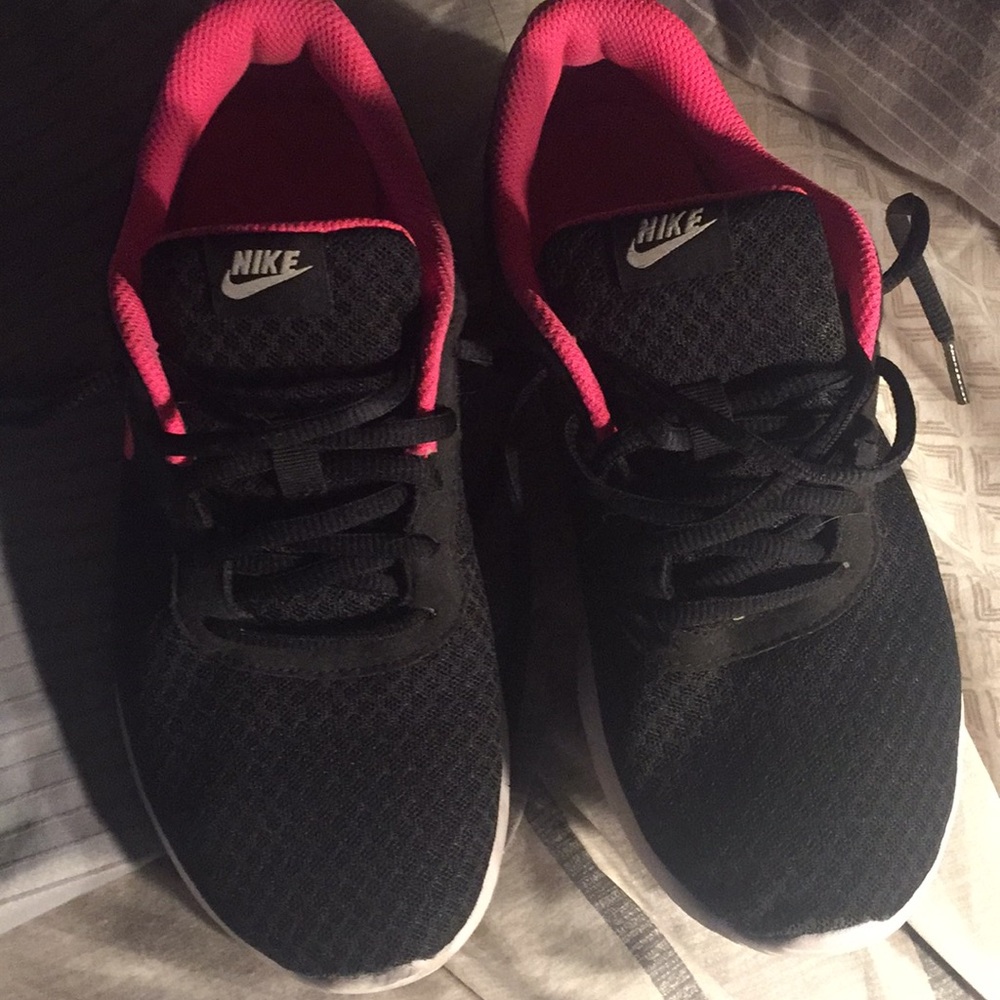 excellent condition nike sneakers